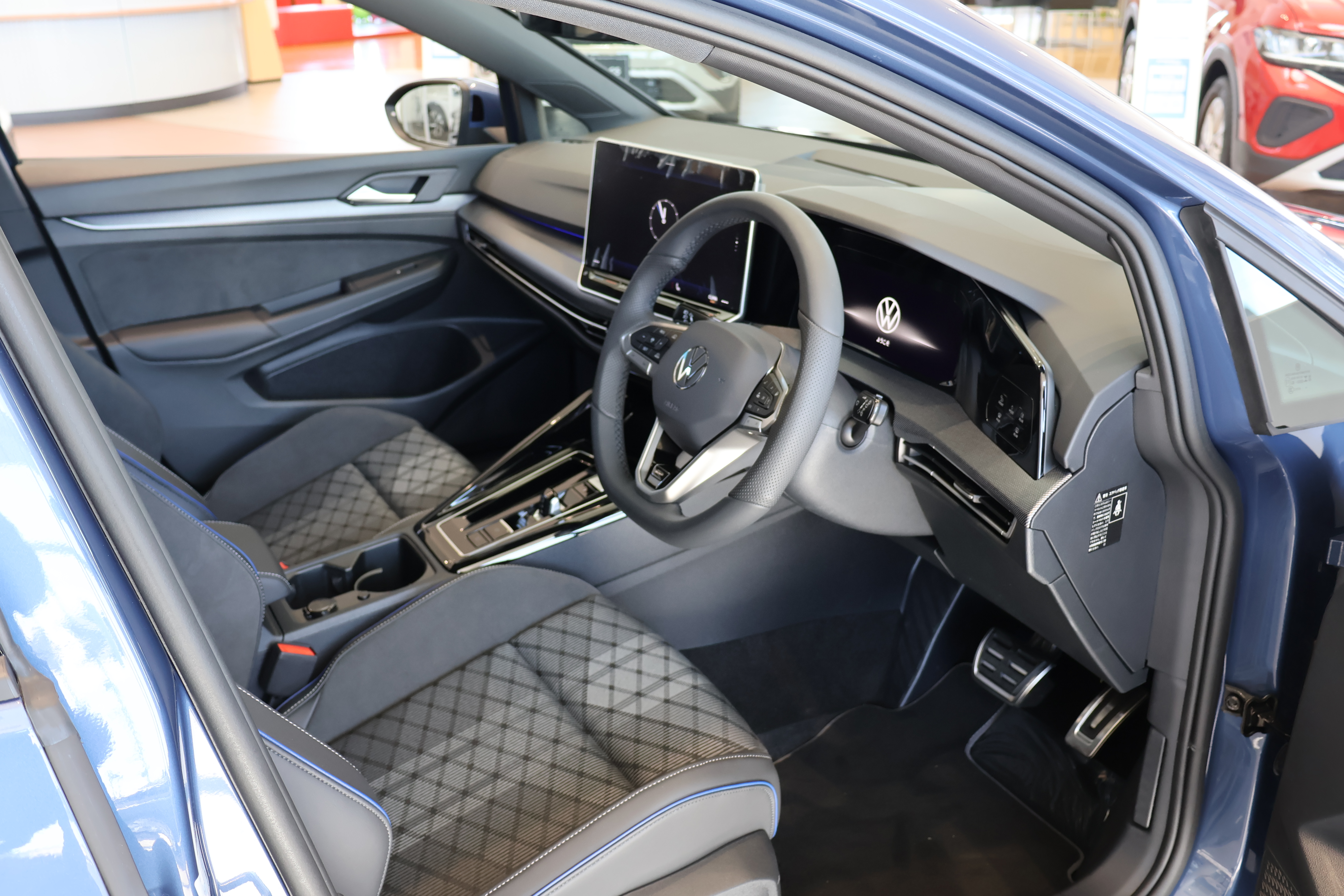 The new Golf eTSI R-Line 純正ナビ“Discover”、テクノロジーパッケージの画像4