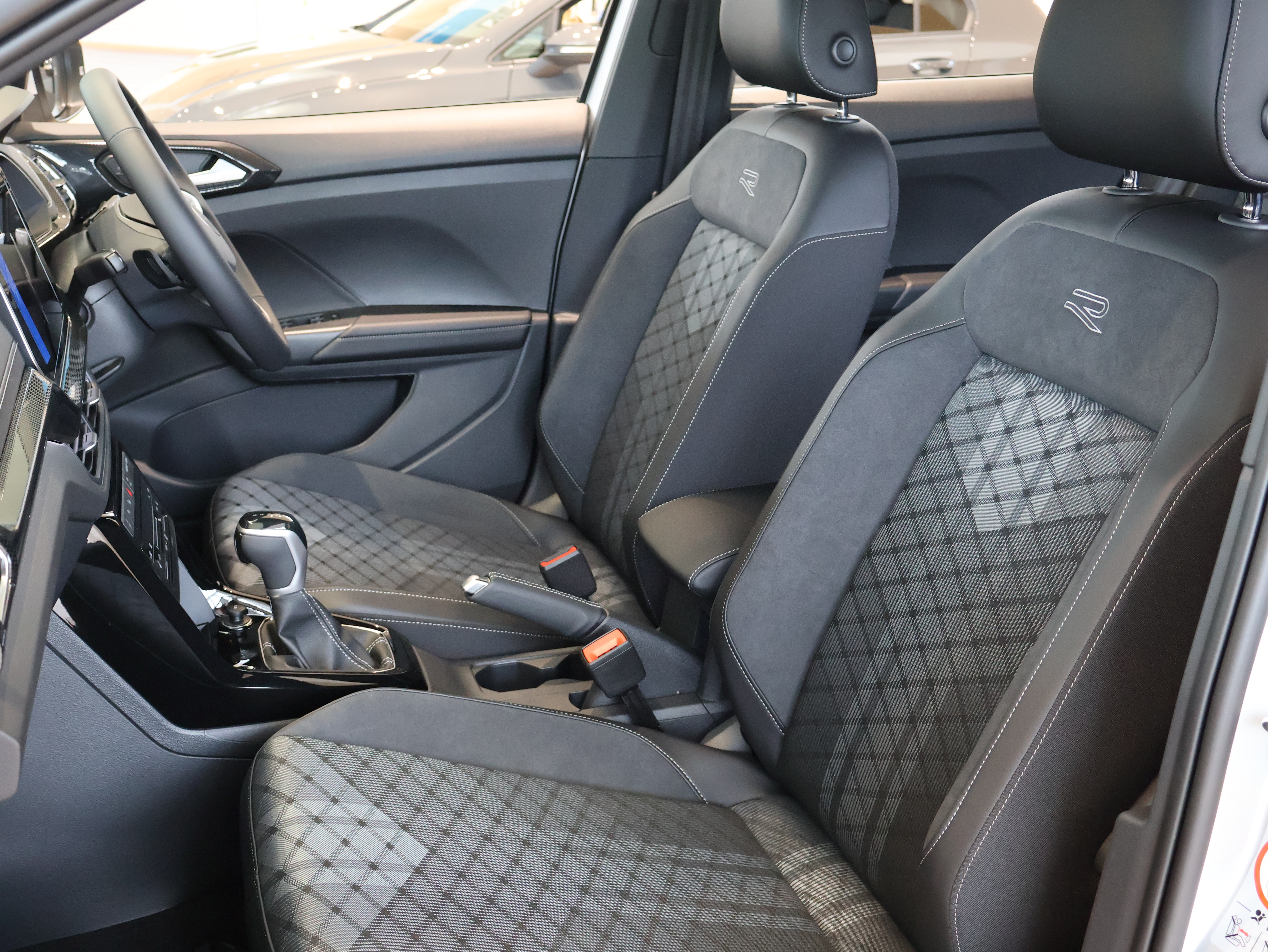 The new T-Cross TSI R-Line セーフティパッケージの画像4