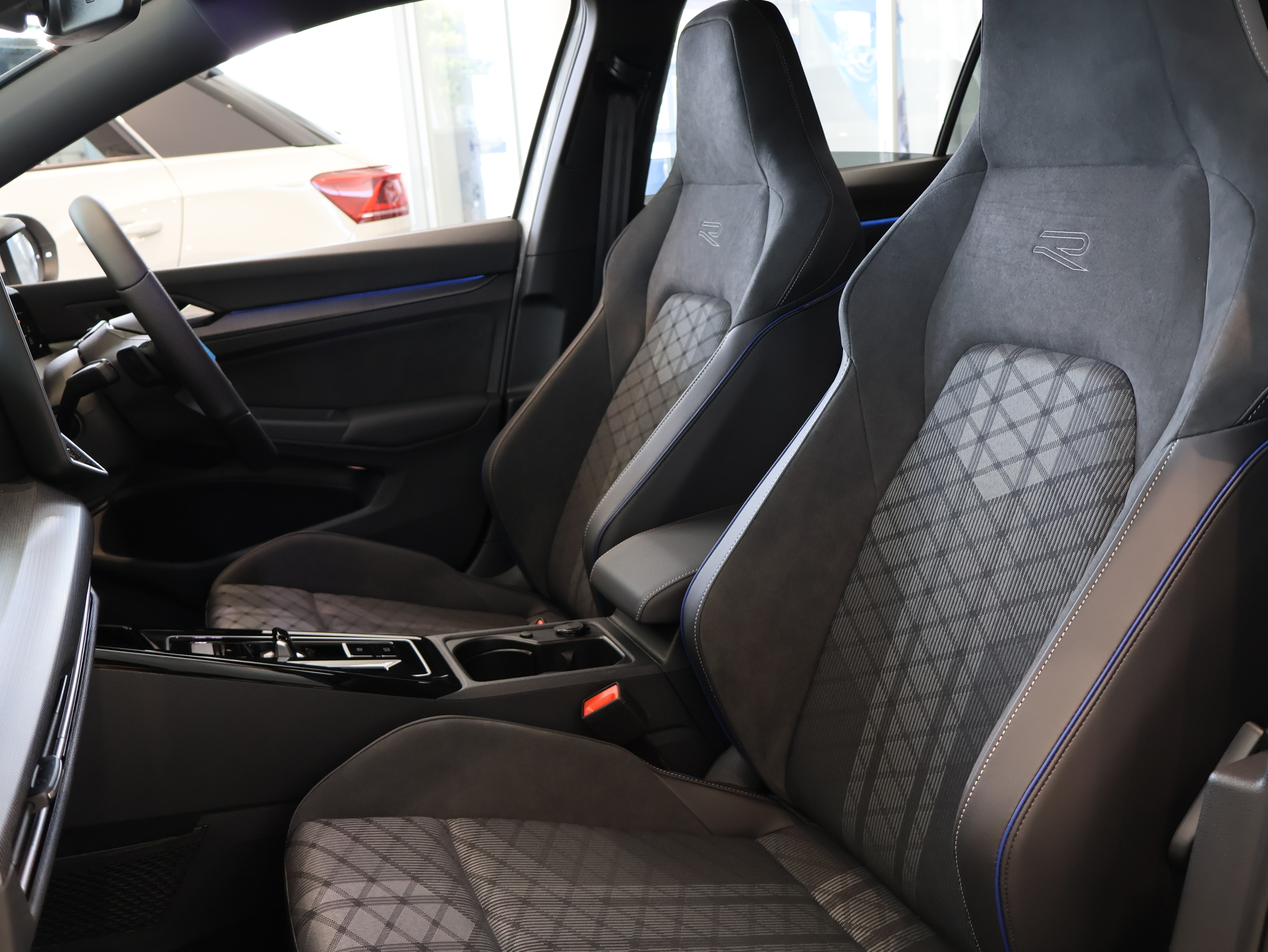 The new Golf eTSI R-Line 純正ナビ“Discover”、テクノロジーパッケージの画像4